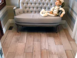 Plancher de céramique en lattes de style bois