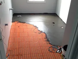 Plancher de salle de bain en préparation, avant la pose de la céramique